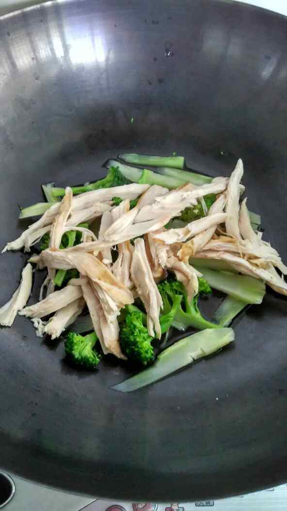 西兰花炒鸡胸肉步骤4