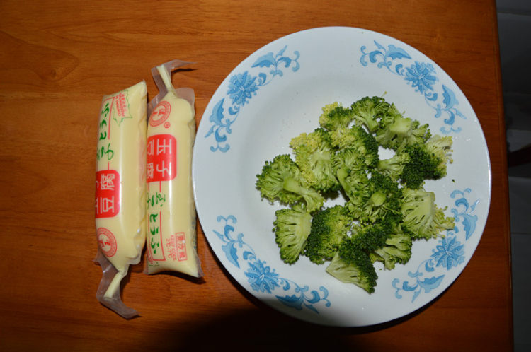 西兰花烧玉子步骤1
