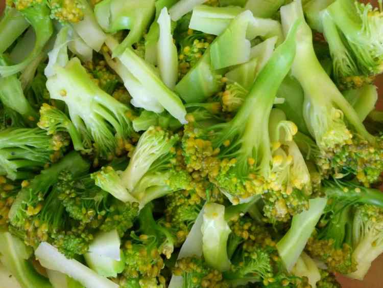 西兰花炒木耳过萝卜步骤2