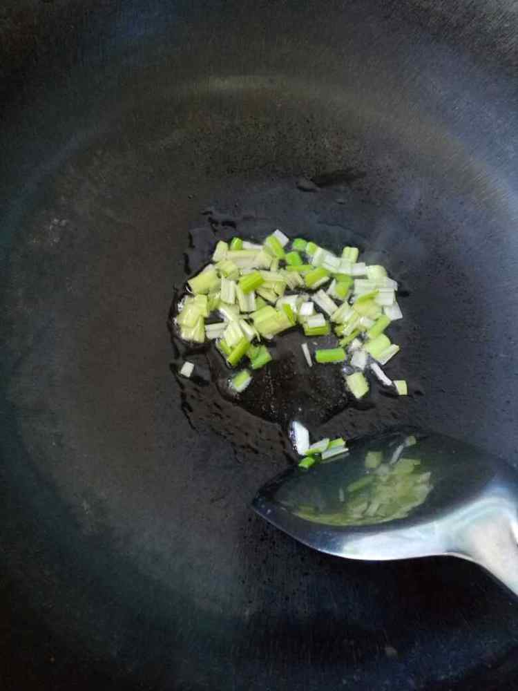 西兰花炒木耳过萝卜步骤5