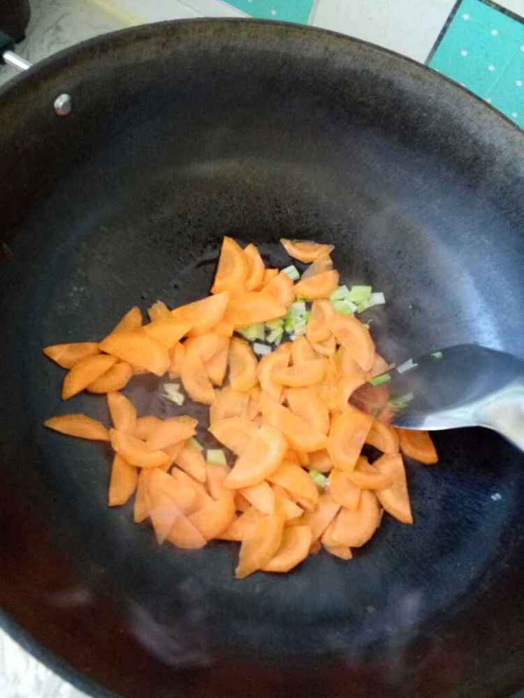 西兰花炒木耳过萝卜步骤6