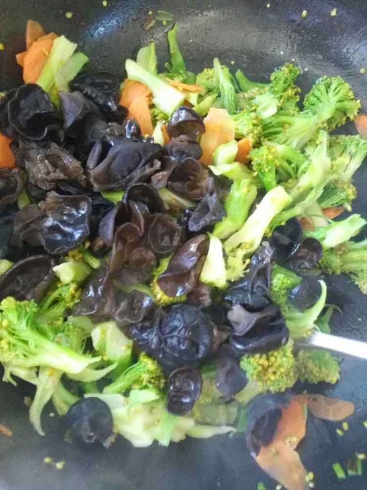 西兰花炒木耳过萝卜步骤8