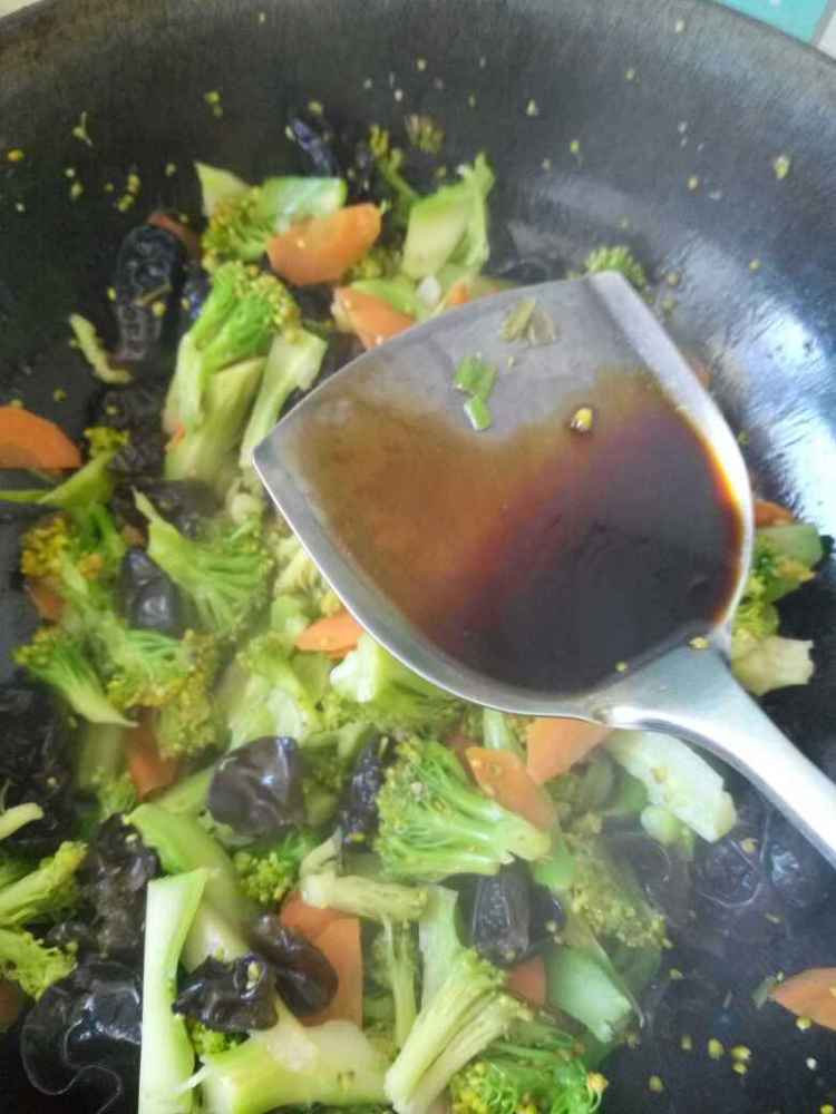 西兰花炒木耳过萝卜步骤9