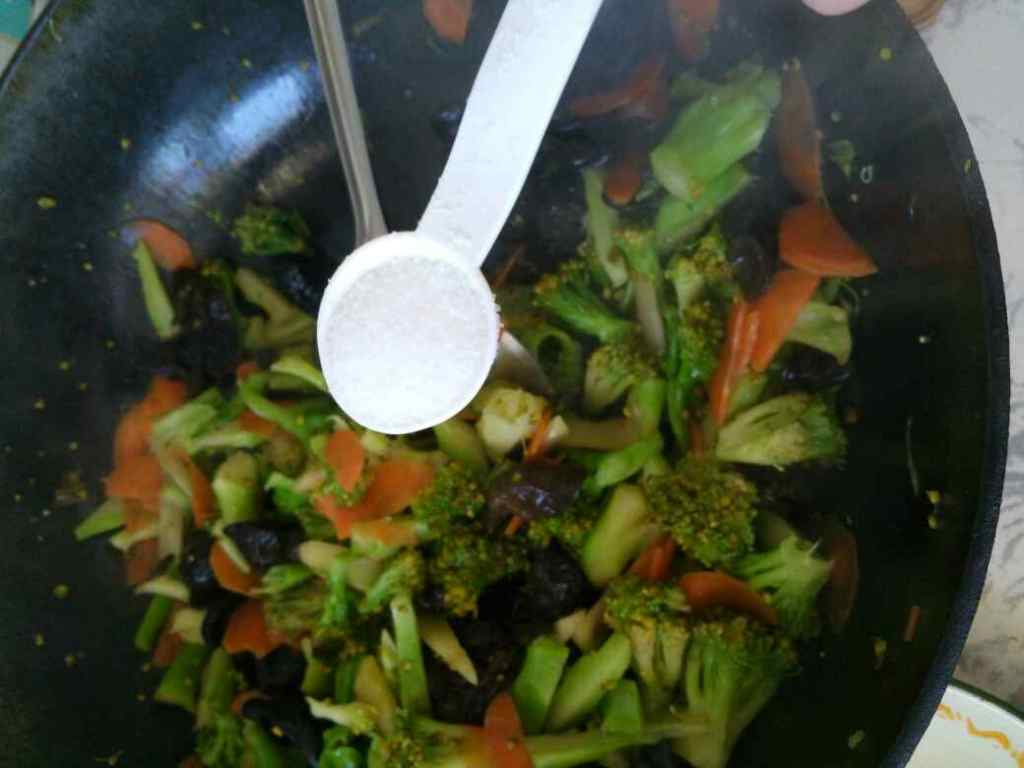 西兰花炒木耳过萝卜步骤10