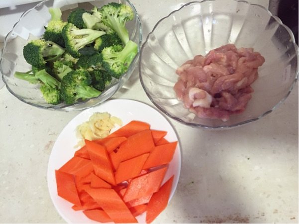 西兰花胡萝卜炒肉片步骤1