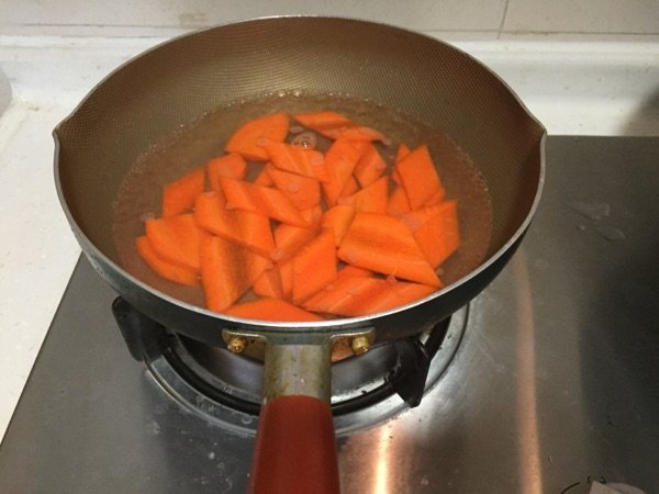 西兰花胡萝卜炒肉片步骤2