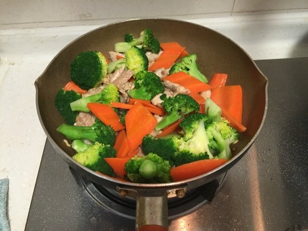 西兰花胡萝卜炒肉片步骤7