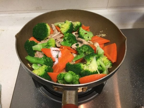 西兰花胡萝卜炒肉片步骤8
