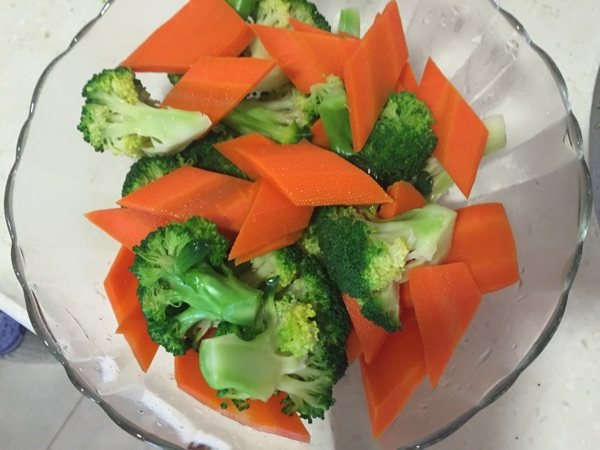 西兰花胡萝卜炒肉片步骤4