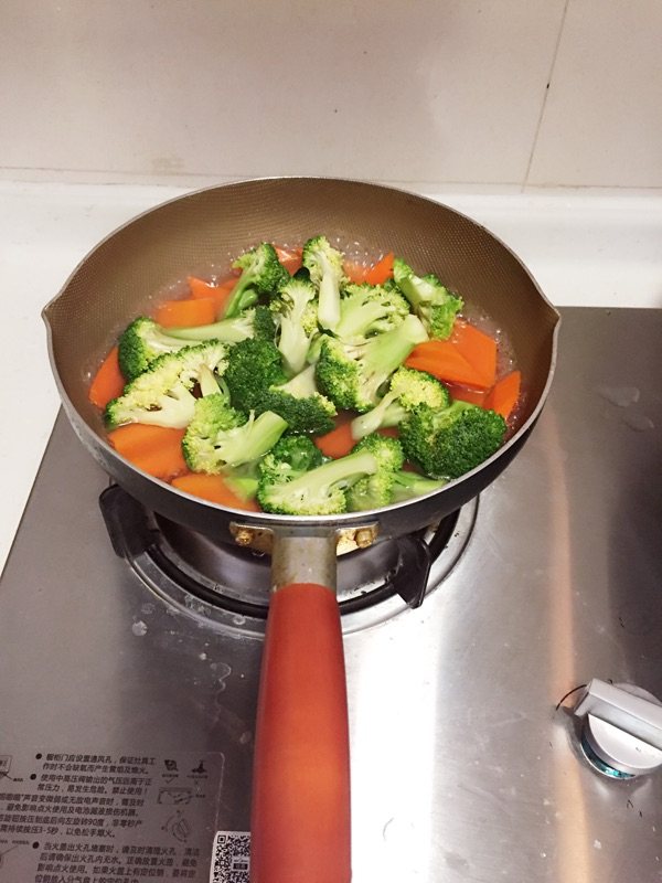 西兰花胡萝卜炒肉片步骤3