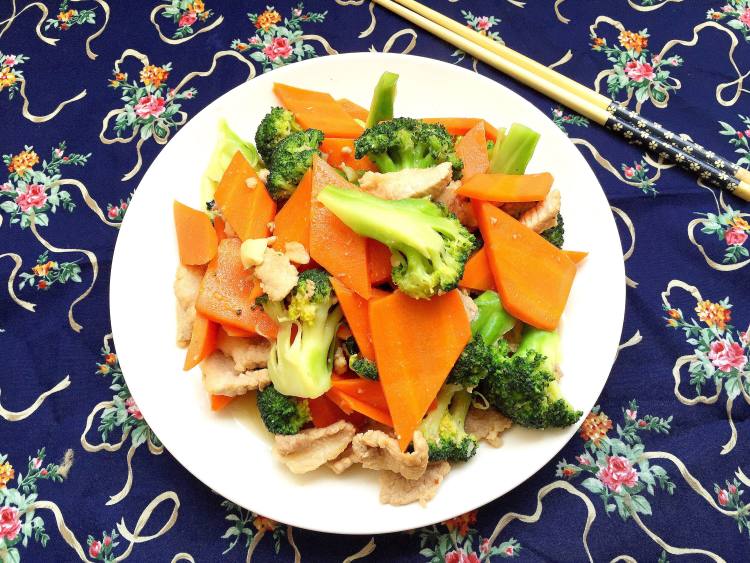 西兰花胡萝卜炒肉片步骤9