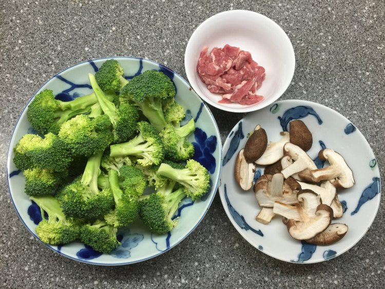 香菇西兰花炒肉丝步骤1