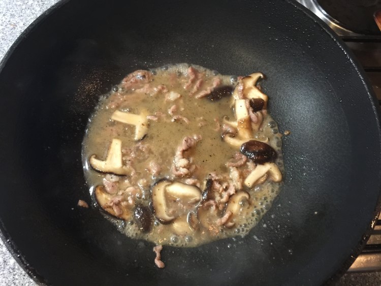 香菇西兰花炒肉丝步骤6