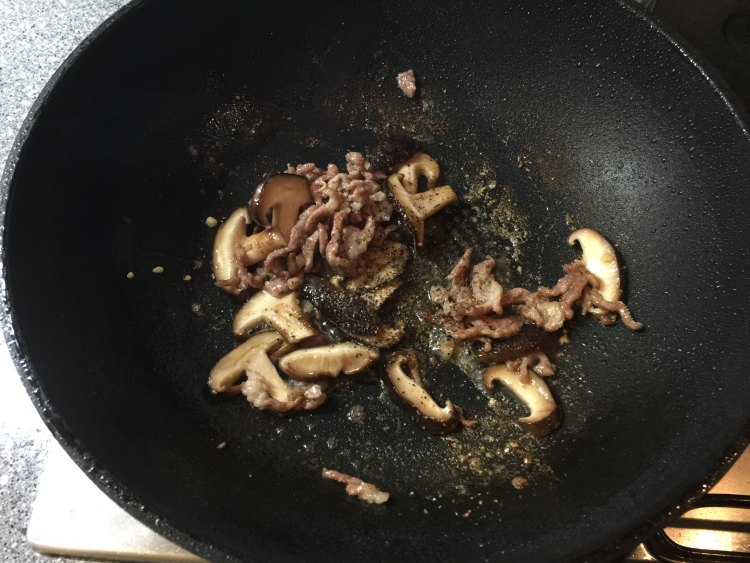 香菇西兰花炒肉丝步骤5