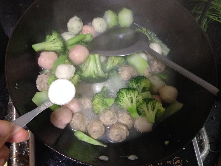 西兰花煮鱼丸步骤9