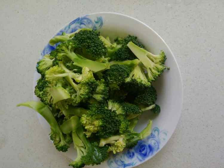 【儿童美食】蚝油西兰步骤1