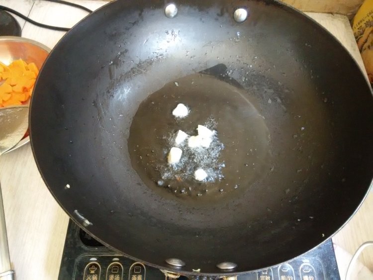 西兰花炒胡萝卜片步骤3