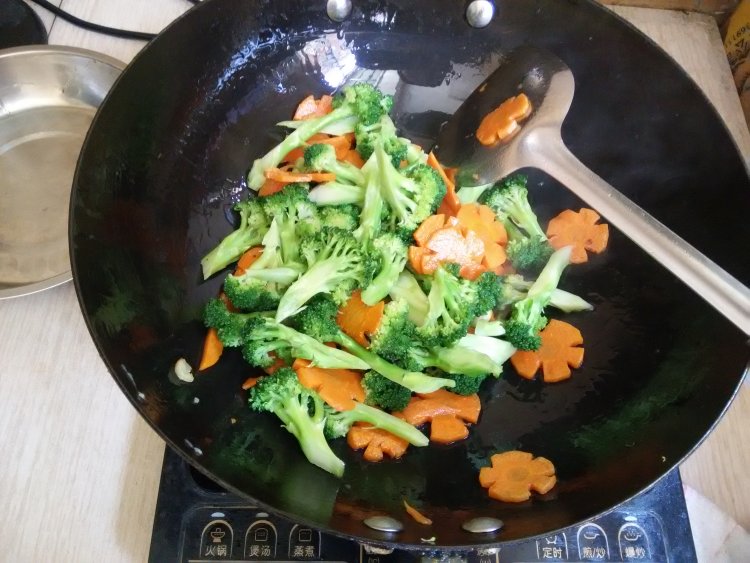 西兰花炒胡萝卜片步骤5