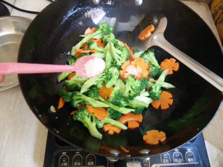 西兰花炒胡萝卜片步骤6