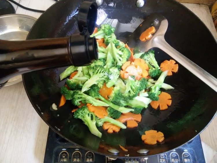 西兰花炒胡萝卜片步骤7