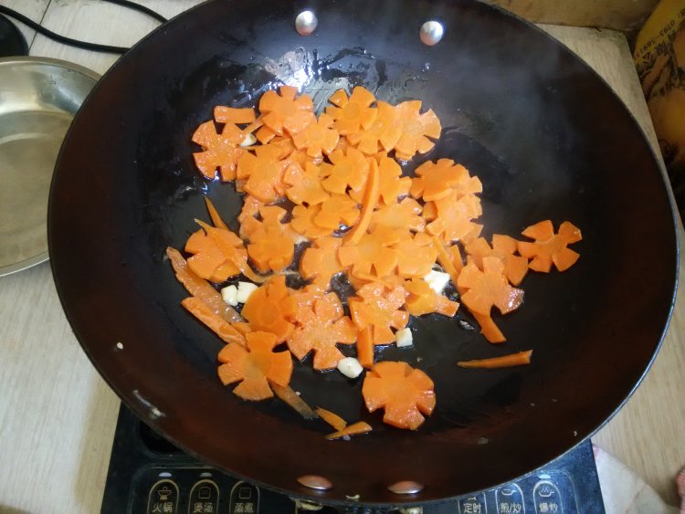 西兰花炒胡萝卜片步骤4