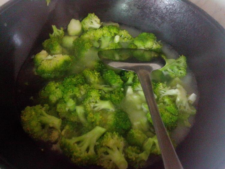 西兰花炒瘦肉步骤3
