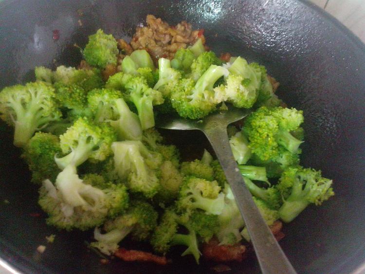 西兰花炒瘦肉步骤9