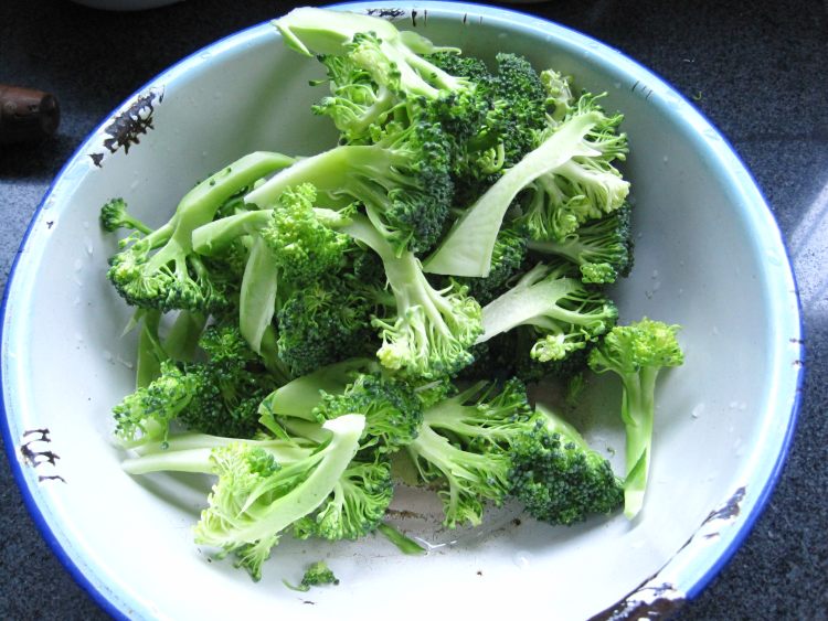 红萝卜炒西兰花步骤1