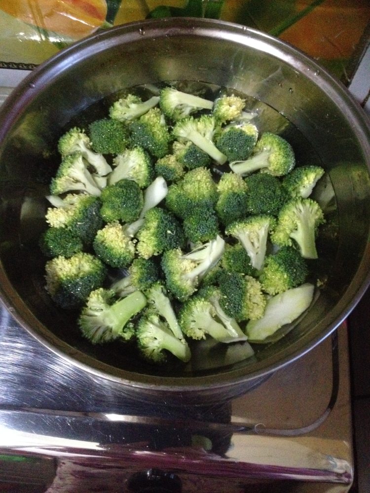 胡萝卜片炒西兰花步骤2