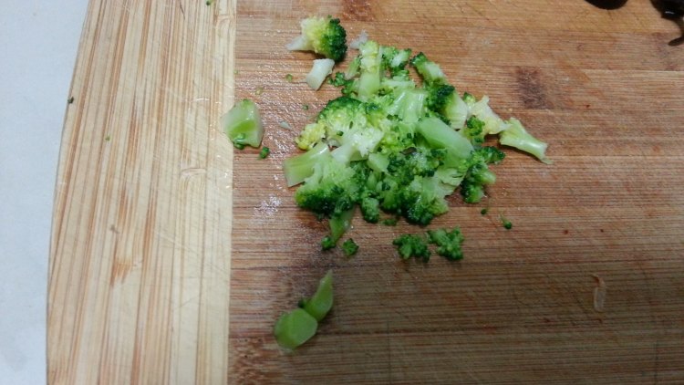 腊肠木耳西兰花炒饭步骤3