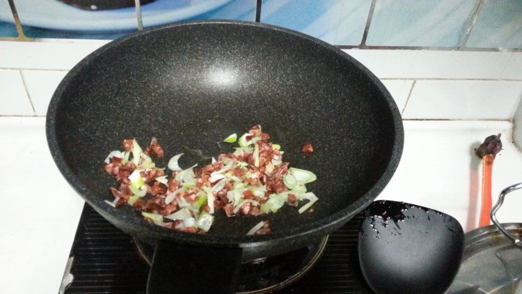 腊肠木耳西兰花炒饭步骤5