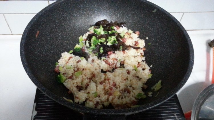 腊肠木耳西兰花炒饭步骤7