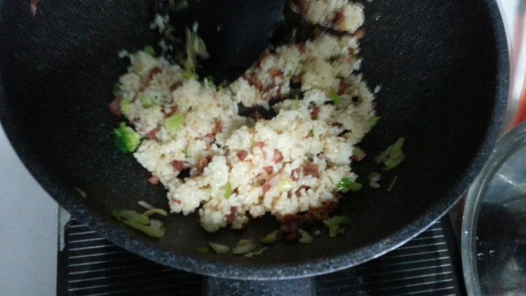 腊肠木耳西兰花炒饭步骤6
