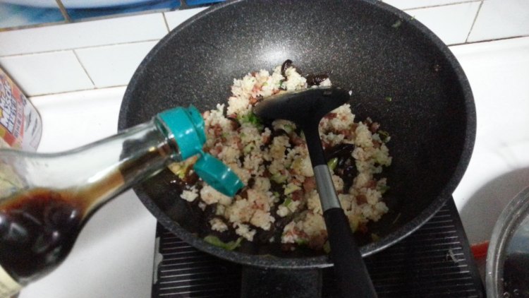 腊肠木耳西兰花炒饭步骤9