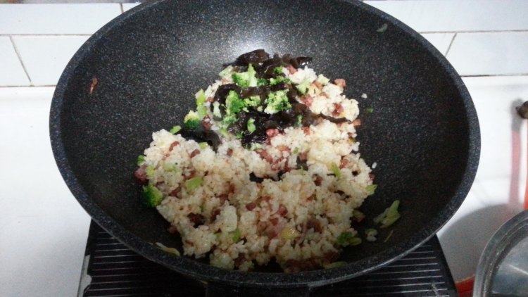腊肠木耳西兰花炒饭步骤8