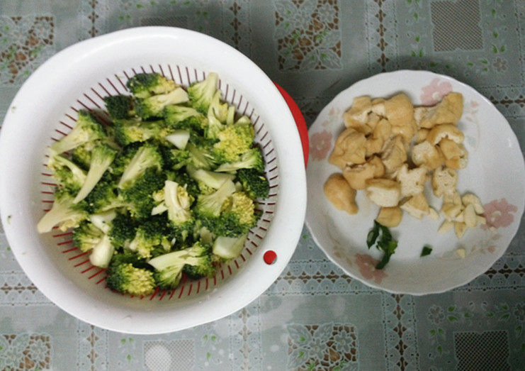 西兰花炒豆腐果步骤1