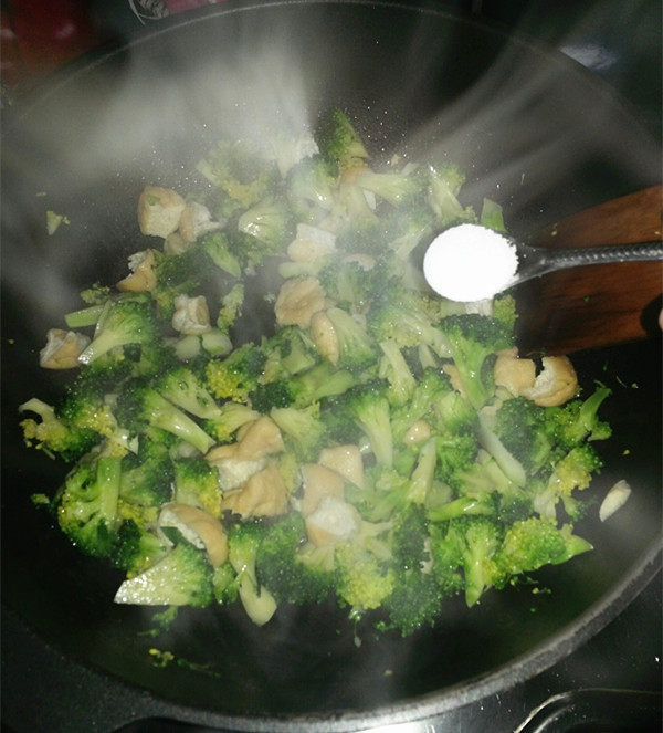 西兰花炒豆腐果步骤6