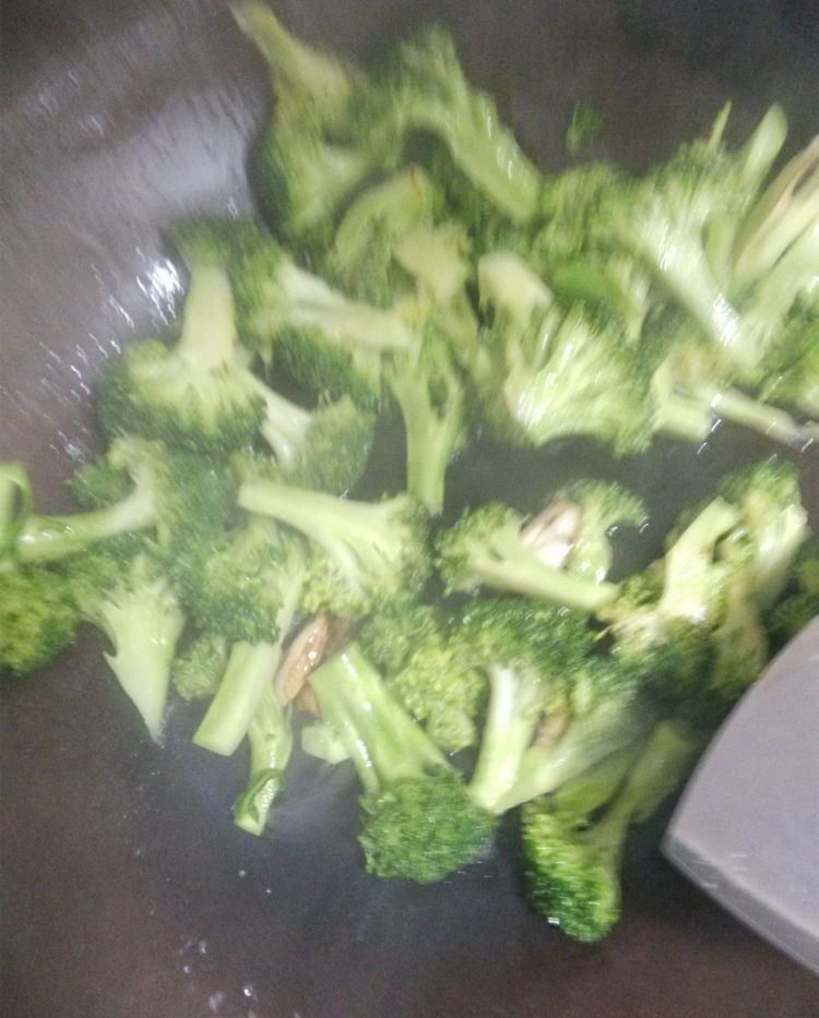 虾皮炒西兰花步骤5