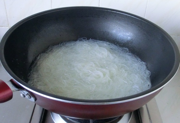 泰式鲜虾炒米粉步骤3