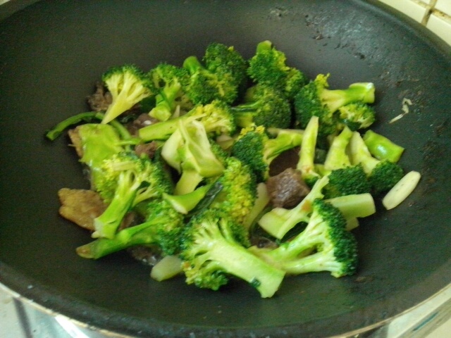 酱牛肉炒西兰花步骤8