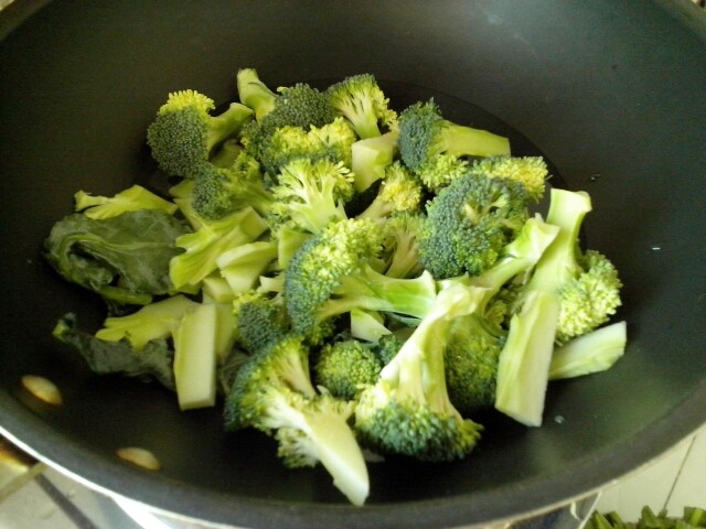 酱牛肉炒西兰花步骤4