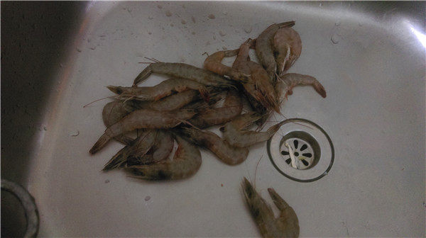 鲜虾炒西兰花步骤1