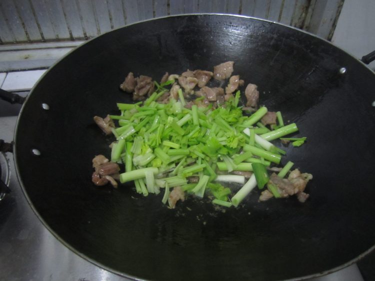 蒜苗肉片炒西兰花步骤6