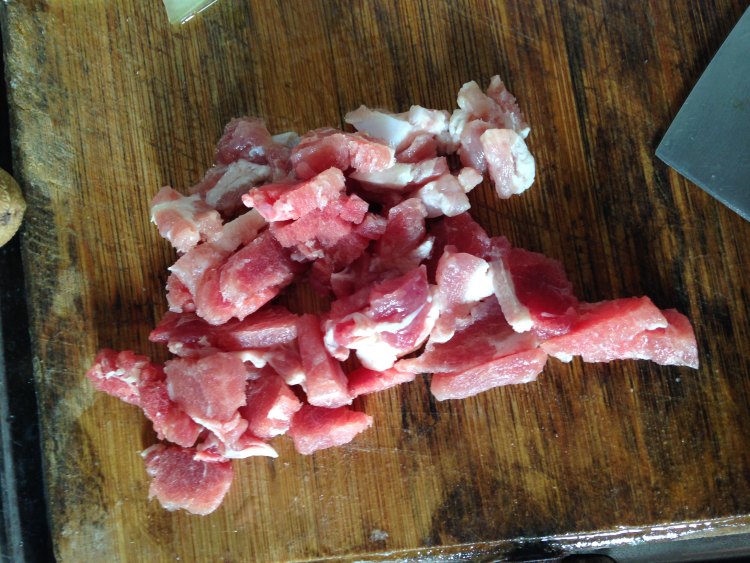瘦肉炒西兰花步骤1