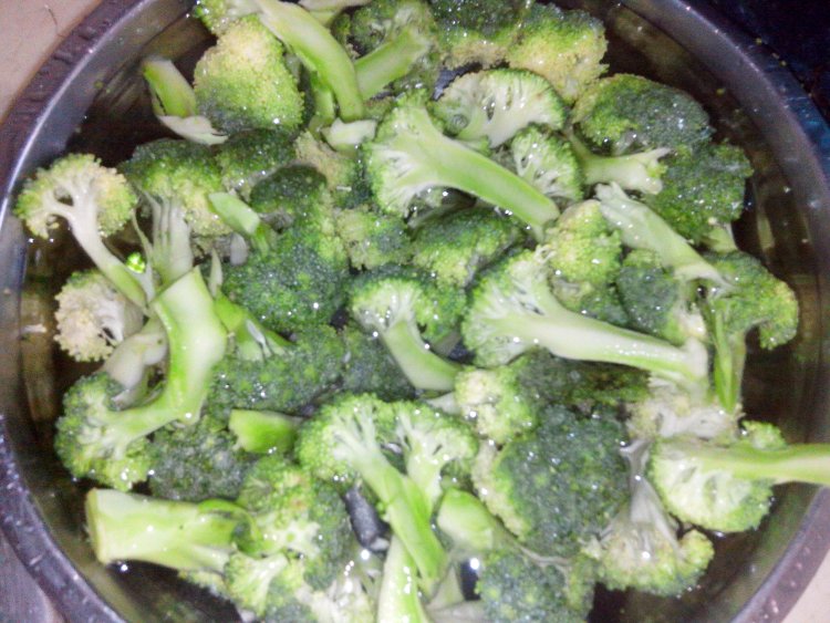 五花肉炒西兰花步骤1