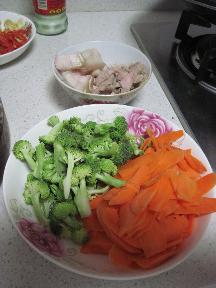 西兰花胡萝卜炒肉步骤1