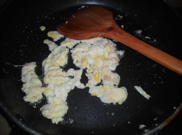 西兰花胡萝卜炒鸡蛋步骤1