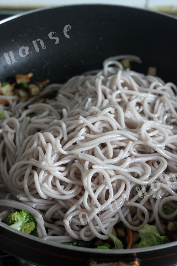 蚝油鸡汁炒面步骤4