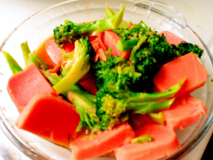 西兰花炒火腿片步骤8