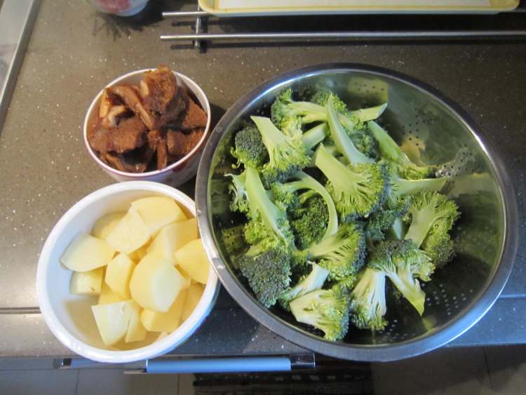 土豆花菜炖牛肚步骤2